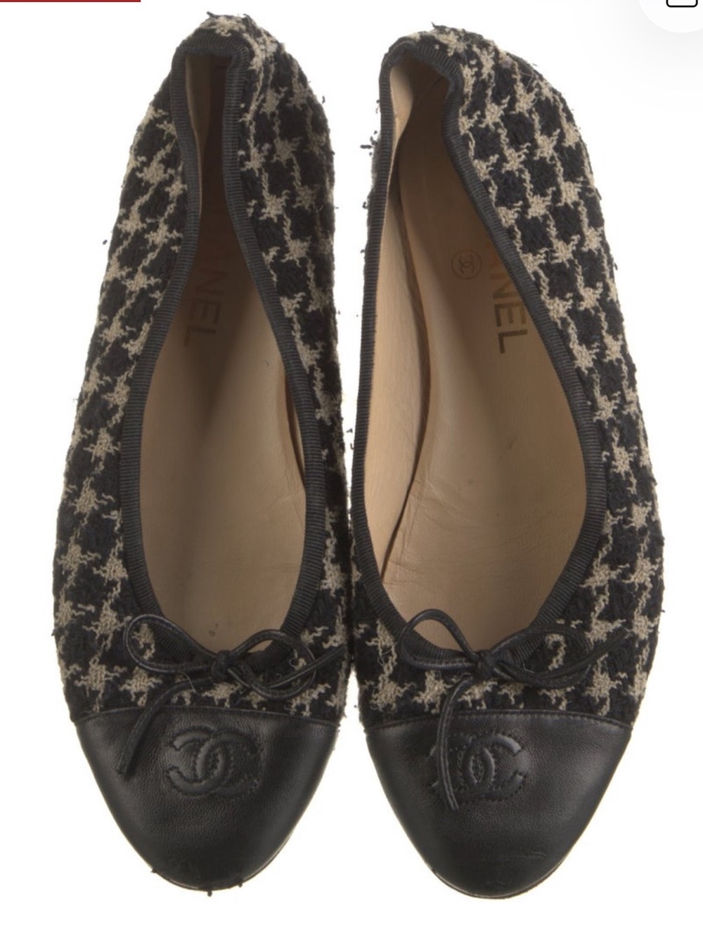 CHANEL Black and Cream Houndstooth Ballet Flat with Leather Cap